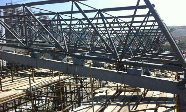 石首简述网架公司的黑色压型钢板的吊装步履